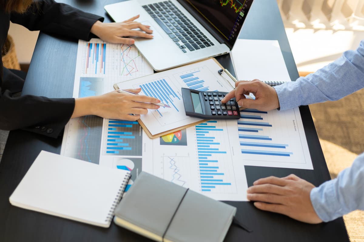 Equipe analisando relatórios financeiros